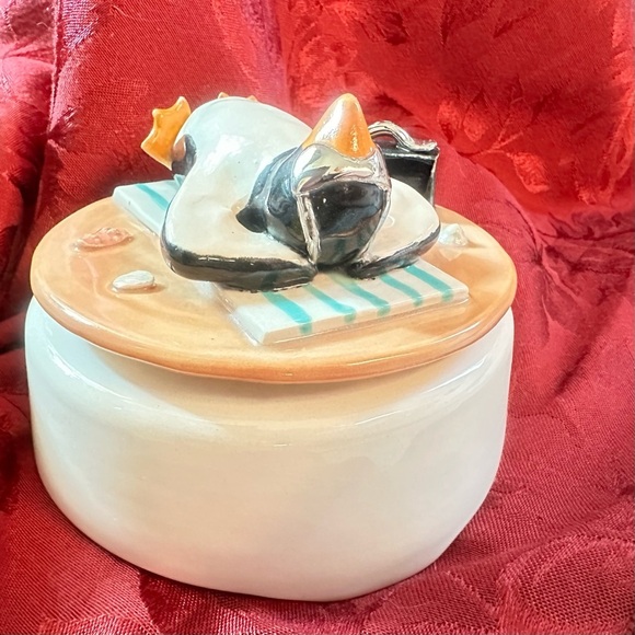 Unique Item - Penguin Sunbathing On The Beach Music Box “You Are My Sunshine” - Picture 7 of 11